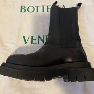 Bottega Veneta Lug Leather Chelsea Boots